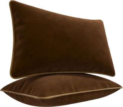 Set of 2 cushions made of soft velvet, in brown color and beige edge. With pipe edge