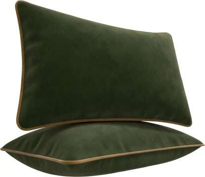 Set of 2 cushions made of soft velvet, in green color and beige edge. With pipe edge