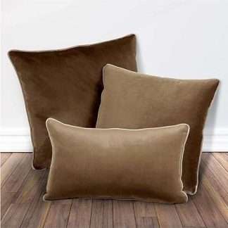 Set of 3 cushions made of soft velvet, in brown color and beige edge. With pipe edge